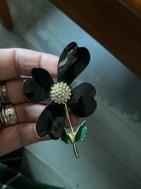 Vintage Sarah Coventry Black Dogwood Flower Brooch Pin w/Green Enamel Leaf 3”